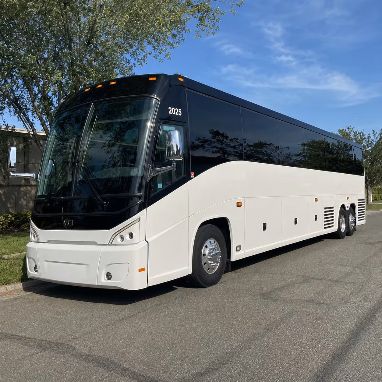 san antonio groups headed to austin houston and dallas trust charterbusrentalsanantonio com for long distance bus rentals